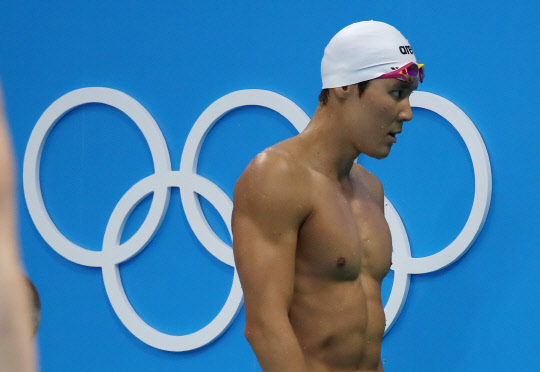 6일(현지시간) 브라질 리우데자네이루 올림픽 수영경기장에서 열린 남자 자유형 400미터에 출전한 박태환이 경기를 마친 뒤 경기장을 나서고 있다. 이날 박태환은 50명의 선수 중 10위를 기록해 결승 진출에는 실패했다.